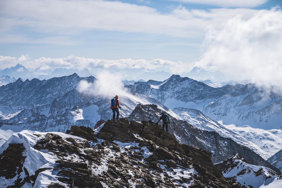 Wanderer auf einem Berg über dem Wolkenmeer