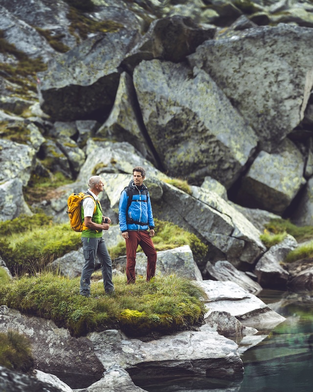 Zwei Männer bei einem Bergsee